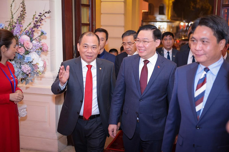 Chủ tịch Quốc hội Vương Đình Huệ (ở giữa) và ông Phạm Nhật Vượng, Chủ tịch Vingroup (bên trái) tiến vào khán phòng.