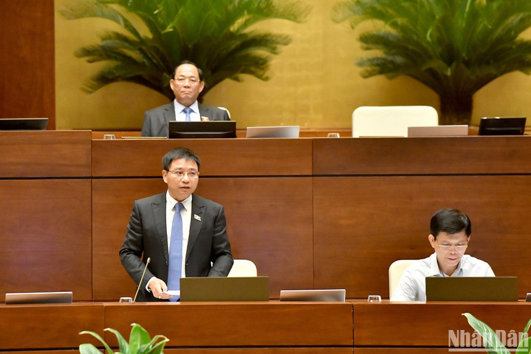 Bộ trưởng Giao thông vận tải Nguyễn Văn Thắng giải trình, làm rõ vấn đề đại biểu Quốc hội nêu. (Ảnh: ĐĂNG KHOA)