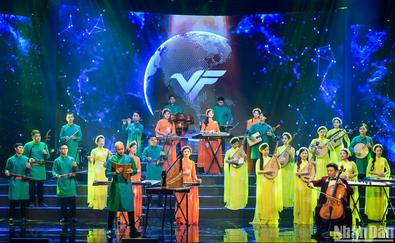 Tiết mục trình diễn của Nghệ sĩ Cello Phan Đỗ Phúc, nhạc trưởng Đồng Quang Vinh và Dàn nhạc dân tộc Sức sống mới - Bản giao hưởng số 9 của Antonín Dvořák, mang tên “FROM THE NEW WORLD”. (Ảnh: THÀNH ĐẠT) Tiết mục trình diễn của Nghệ sĩ Cello Phan Đỗ Phúc, nhạc trưởng Đồng Quang Vinh và Dàn nhạc dân tộc Sức sống mới - Bản giao hưởng số 9 của Antonín Dvořák, mang tên “FROM THE NEW WORLD”. (Ảnh: THÀNH ĐẠT)