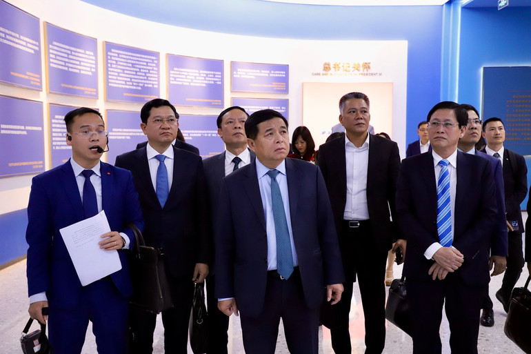 Bộ trưởng Nguyễn Chí Dũng và đoàn công tác đã đến thăm một số triển lãm trong khuôn khổ chuyến công tác tại thành phố Thượng Hải, Trung Quốc.