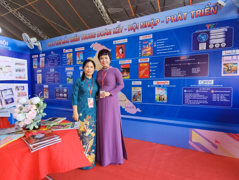 Nhà báo Nguyễn Thanh Diệp (áo tím) - Chánh Văn phòng Hội Nhà báo tỉnh Nghệ An chụp ảnh cùng đồng nghiệp. Nhà báo Nguyễn Thanh Diệp (áo tím) - Chánh Văn phòng Hội Nhà báo tỉnh Nghệ An chụp ảnh cùng đồng nghiệp.