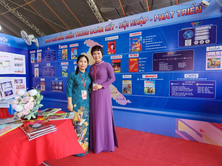 Nhà báo Nguyễn Thanh Diệp (áo tím) - Chánh Văn phòng Hội Nhà báo tỉnh Nghệ An chụp ảnh cùng đồng nghiệp.