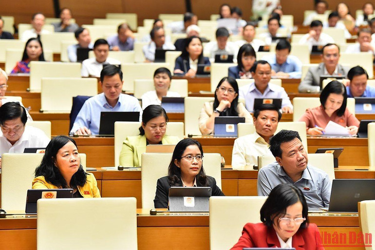 Các đại biểu Quốc hội dự phiên chất vấn và trả lời chất vấn sáng 5/11. (Ảnh: THỦY NGUYÊN) Các đại biểu Quốc hội dự phiên chất vấn và trả lời chất vấn sáng 5/11. (Ảnh: THỦY NGUYÊN)