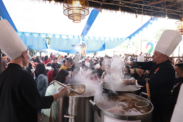 Các nghệ nhân của làng Vân Cù tỉ mỉ chuẩn bị từng bát phở, từ khâu tráng bánh thủ công, nước dùng ngọt thanh được hầm từ xương với những gia vị truyền thống từ quế, hồi, đặc biệt là nước mắm… để tạo nên những bát phở đậm đà, chuẩn vị.