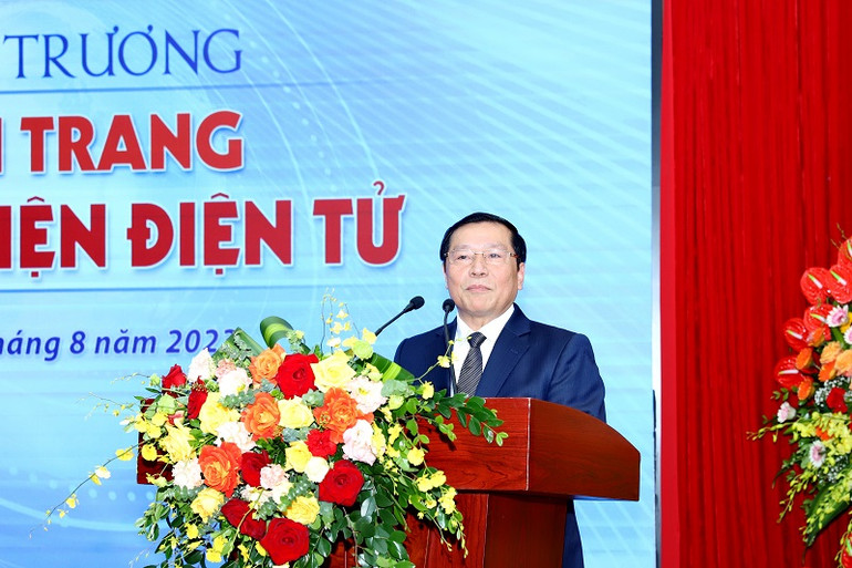 Phó Trưởng Ban Thường trực Ban Tuyên giáo Trung ương Lại Xuân Môn chúc mừng tập thể lãnh đạo, cán bộ Tạp chí Cộng sản.