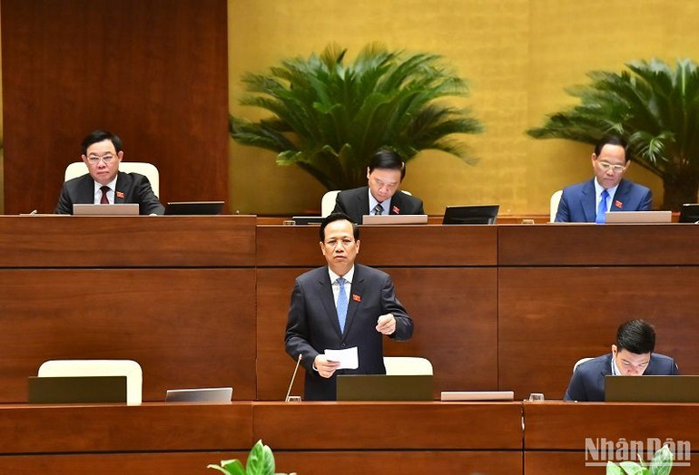 Bộ trưởng Lao động-Thương binh và Xã hội Đào Ngọc Dung trả lời chất vấn của đại biểu Quốc hội. (Ảnh: ĐĂNG KHOA)