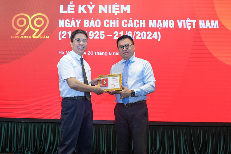 Đồng chí Lê Quốc Minh trao tặng Kỷ niệm chương "Vì sự nghiệp Báo Nhân Dân" cho đồng chí Kiều Cao Chung, Phó Vụ trưởng Vụ V, Ban Tổ chức Trung ương. (Ảnh: THẾ ĐẠI) Đồng chí Lê Quốc Minh trao tặng Kỷ niệm chương "Vì sự nghiệp Báo Nhân Dân" cho đồng chí Kiều Cao Chung, Phó Vụ trưởng Vụ V, Ban Tổ chức Trung ương. (Ảnh: THẾ ĐẠI)