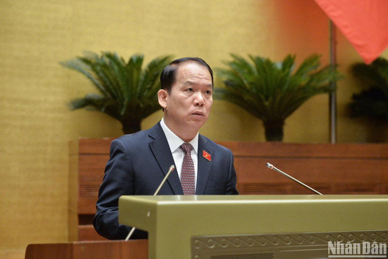 Chủ nhiệm Ủy ban Pháp luật của Quốc hội Hoàng Thanh Tùng trình bày báo cáo giải trình, tiếp thu, chỉnh lý dự thảo Luật trước khi Quốc hội bấm nút thông qua. (Ảnh: ĐĂNG KHOA) Chủ nhiệm Ủy ban Pháp luật của Quốc hội Hoàng Thanh Tùng trình bày báo cáo giải trình, tiếp thu, chỉnh lý dự thảo Luật trước khi Quốc hội bấm nút thông qua. (Ảnh: ĐĂNG KHOA)