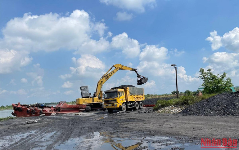 Bến bãi kinh doanh than ở huyện Nam Sách vẫn hoạt động trong mùa mưa lũ trái với quy định.