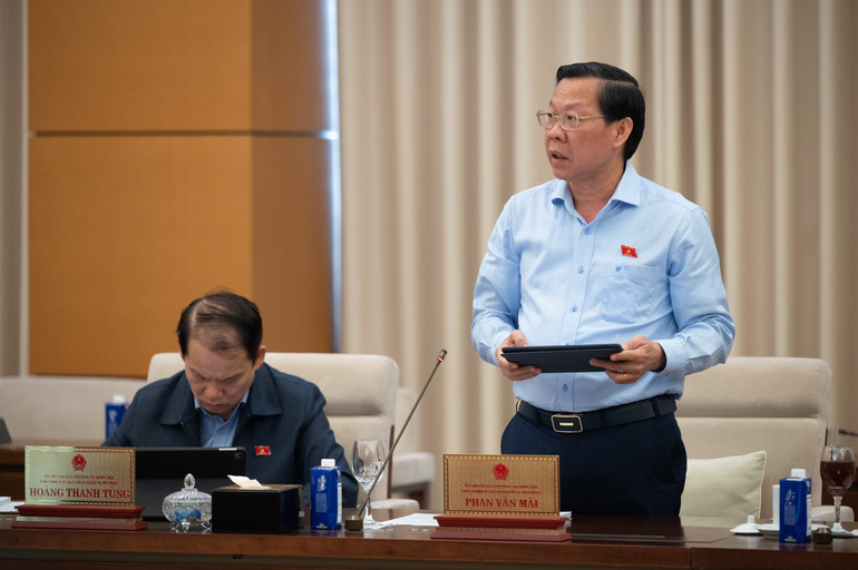 Chủ nhiệm Ủy ban Kinh tế và Tài chính Phan Văn Mãi trình bày báo cáo thẩm tra. (Ảnh: DUY LINH)
