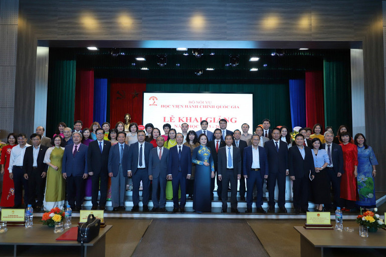 Các đại biểu chụp ảnh lưu niệm tại buổi lễ.