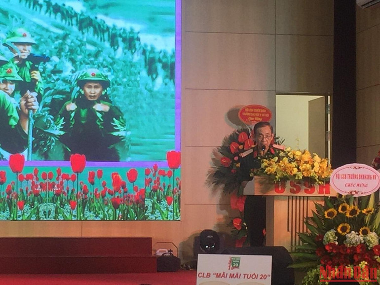 Phó Giáo sư, Tiến sĩ Phạm Thành Hưng, giảng viên Khoa Văn học, Đại học Khoa học Xã hội và Nhân văn chia sẻ tại chương trình. Phó Giáo sư, Tiến sĩ Phạm Thành Hưng, giảng viên Khoa Văn học, Đại học Khoa học Xã hội và Nhân văn chia sẻ tại chương trình.