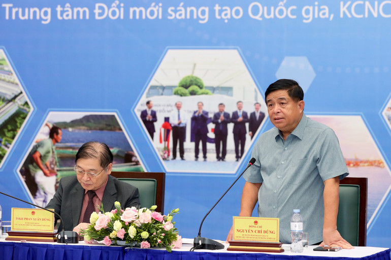 Bộ trưởng Kế hoạch và Đầu tư Nguyễn Chí Dũng phát biểu đề dẫn tọa đàm.