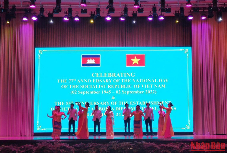 Biểu diễn nghệ thuật Việt Nam-Campuchia.