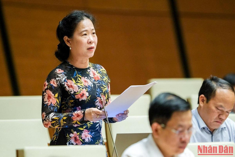 Đại biểu Tô Ái Vang phát biểu ý kiến thảo luận. (Ảnh: DUY LINH)