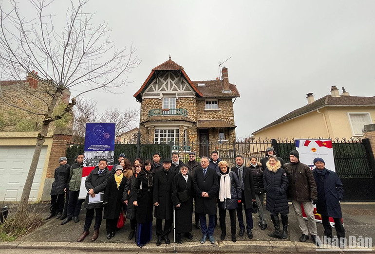 Ngôi nhà ở số 11, phố Darthé tại thành phố Choisy-le-Roi là nơi diễn ra đàm phán bí mật giữa Cố vấn đặc biệt Lê Đức Thọ và Cố vấn an ninh quốc gia Henry Kissinger.