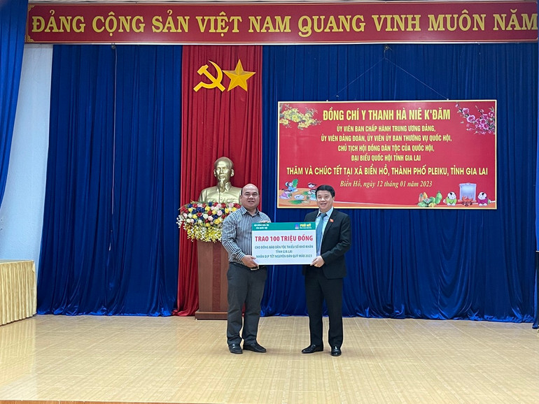 Chủ tịch Hội đồng Dân tộc trao quà tặng đại diện đồng bào dân tộc thiểu số khó khăn ở Gia Lai.