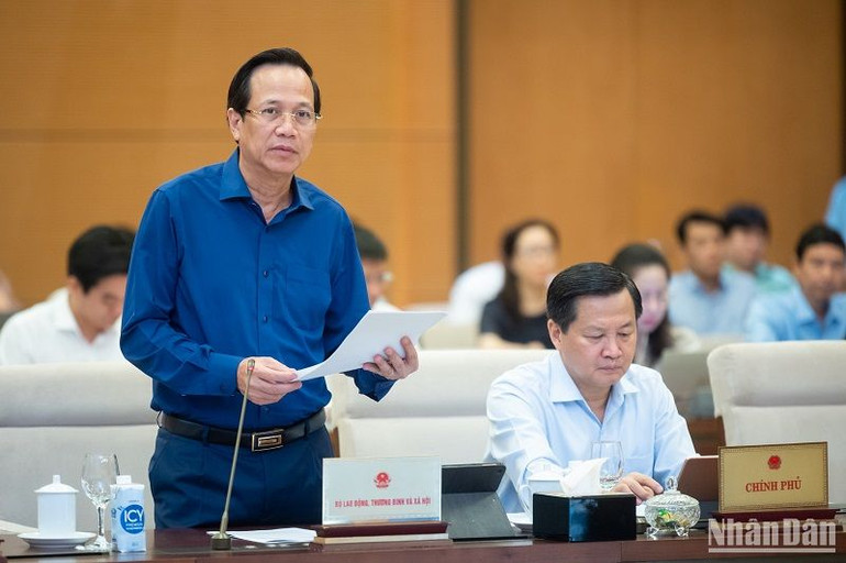 Bộ trưởng Lao động-Thương binh và Xã hội Đào Ngọc Dung trình bày Tờ trình về dự án Luật Bảo hiểm xã hội (sửa đổi). (Ảnh: DUY LINH) Bộ trưởng Lao động-Thương binh và Xã hội Đào Ngọc Dung trình bày Tờ trình về dự án Luật Bảo hiểm xã hội (sửa đổi). (Ảnh: DUY LINH)