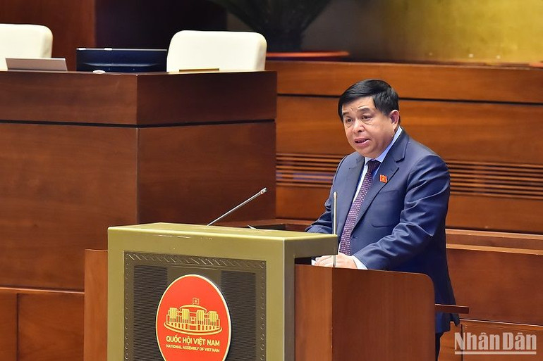Bộ trưởng Kế hoạch và Đầu tư Nguyễn Chí Dũng trình bày Tờ trình tại phiên họp. (Ảnh: THỦY NGUYÊN)