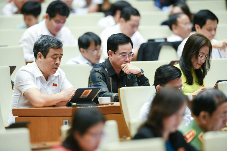 Các đại biểu Quốc hội tại phiên thảo luận về dự án Luật Đấu thầu (sửa đổi).