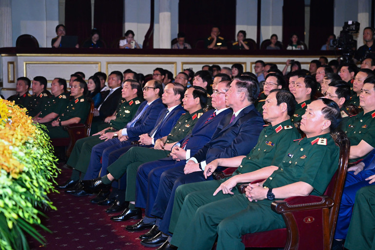 Các đồng chí lãnh đạo Đảng, Nhà nước và các đại biểu dự chương trình.