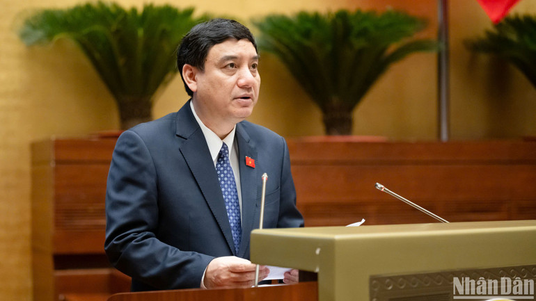 Chủ nhiệm Ủy ban Văn hóa, Giáo dục Nguyễn Đắc Vinh trình bày báo cáo thẩm tra. (Ảnh: THỦY NGUYÊN) Chủ nhiệm Ủy ban Văn hóa, Giáo dục Nguyễn Đắc Vinh trình bày báo cáo thẩm tra. (Ảnh: THỦY NGUYÊN)