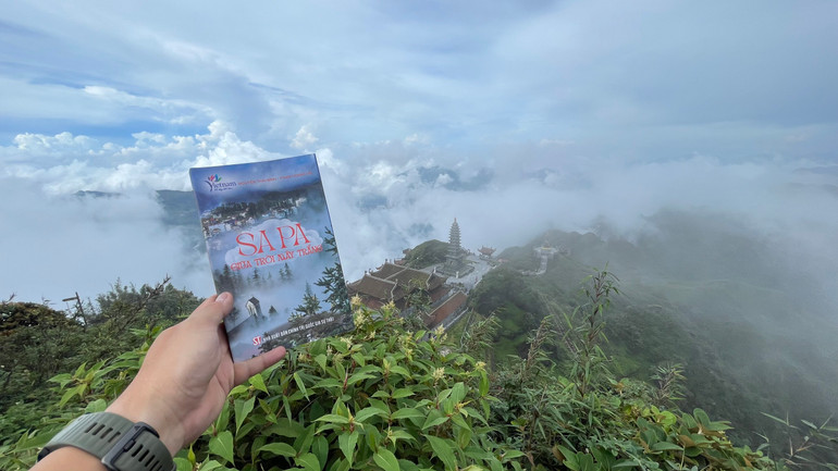 Đọc cuốn sách, hầu hết chúng ta sẽ đều phải đồng tình rằng, có lẽ thứ gây thương nhớ nhất đối với mỗi du khách khi rời khỏi Sa Pa lại chính là mây, một “của báu trời ban” cho Sa Pa như cách gọi của hai tác giả.