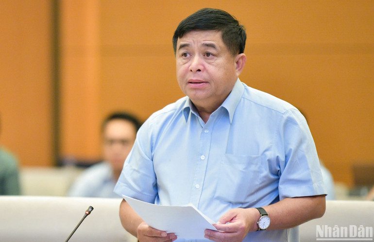 Bộ trưởng Kế hoạch và Đầu tư Nguyễn Chí Dũng trình bày tờ trình tóm tắt dự án Luật Đầu tư công (sửa đổi). (Ảnh: DUY LINH) Bộ trưởng Kế hoạch và Đầu tư Nguyễn Chí Dũng trình bày tờ trình tóm tắt dự án Luật Đầu tư công (sửa đổi). (Ảnh: DUY LINH)