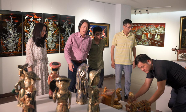 Ban tổ chức triển lãm kiểm tra công tác trưng bày sản phẩm.