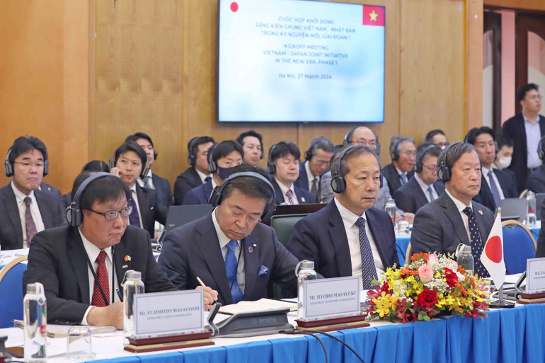 Đại sứ Nhật Bản tại Việt Nam Takio Yamada và các đại biểu Nhật Bản tham dự cuộc họp.