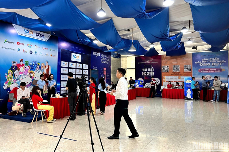 Triển lãm trong khuôn khổ diễn đàn.