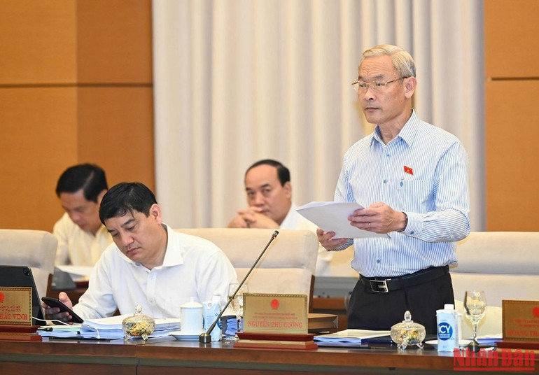 Chủ nhiệm Ủy ban Tài chính, Ngân sách của Quốc hội Nguyễn Phú Cường, đại diện Đoàn giám sát trình bày báo cáo. (Ảnh: DUY LINH)