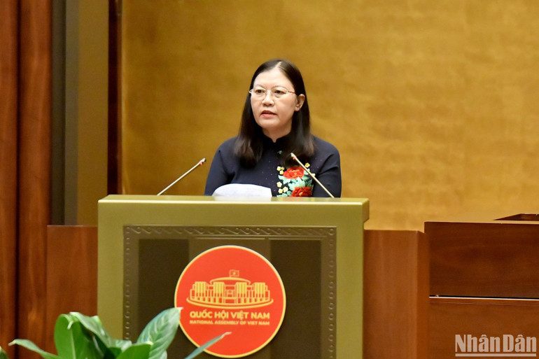 Chủ nhiệm Ủy ban Tư pháp của Quốc hội Lê Thị Nga trình bày Báo cáo giải trình, tiếp thu, chỉnh lý dự thảo Luật trước khi đại biểu Quốc hội bấm nút thông qua. (Ảnh: ĐĂNG KHOA)