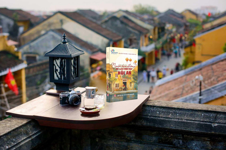 Qua cuốn sách, bức tranh về một Hội An bình yên, thân thuộc nhưng cũng thật ấm áp, mến khách được hiện lên, như muốn níu chân du khách ở lại lâu hơn. Qua cuốn sách, bức tranh về một Hội An bình yên, thân thuộc nhưng cũng thật ấm áp, mến khách được hiện lên, như muốn níu chân du khách ở lại lâu hơn.