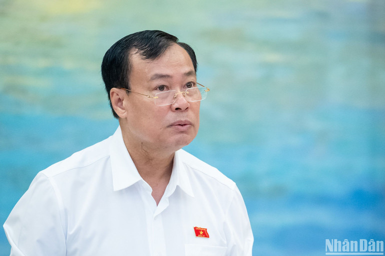 Chủ nhiệm Ủy ban Quốc phòng và An ninh Lê Tấn Tới báo cáo một số nội dung lớn về giải trình, tiếp thu, chỉnh lý dự thảo Luật Đường bộ. (Ảnh: DUY LINH)