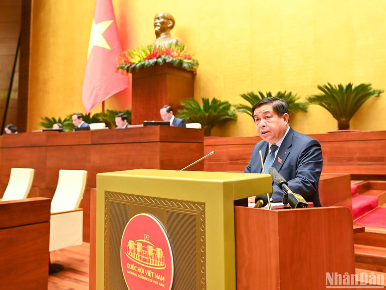 Bộ trưởng Kế hoạch và Đầu tư Nguyễn Chí Dũng trình bày Tờ trình của Chính phủ. (Ảnh: DUY LINH)