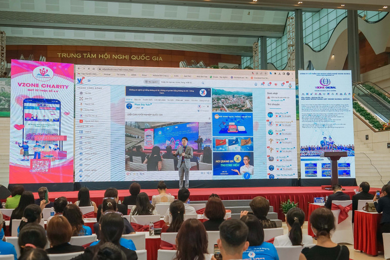 Nhà sáng lập và CEO Công ty cổ phần Tập đoàn Công nghệ Vzone Global Lê Trung Hiếu chia sẻ về những ưu điểm của nền tảng công nghệ Vdiarybook Vdiarybook tại Đại hội Công nghiệp Du lịch Quốc gia lần thứ I ngày 7/10 vừa qua. (Ảnh: kinhtedothi.vn)