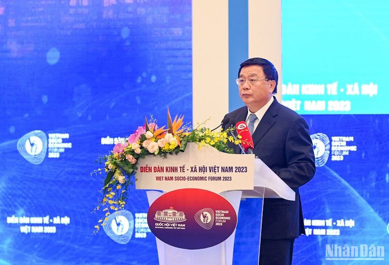 Giám đốc Học viện Chính trị quốc gia Hồ Chí Minh Nguyễn Xuân Thắng phát biểu đề dẫn và gợi mở một số vấn đề thảo luận. (Ảnh: DUY LINH)