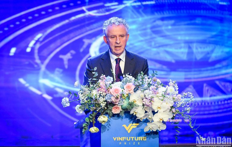 Giáo sư Sir Richard Henry Friend, Chủ tịch Hội đồng Giải thưởng VinFuture phát biểu khai mạc. (Ảnh: THÀNH ĐẠT) Giáo sư Sir Richard Henry Friend, Chủ tịch Hội đồng Giải thưởng VinFuture phát biểu khai mạc. (Ảnh: THÀNH ĐẠT)