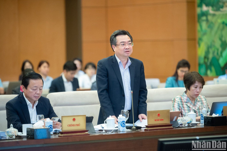 Bộ trưởng Xây dựng Nguyễn Thanh Nghị làm rõ một số vấn đề đại biểu nêu. (Ảnh: DUY LINH)