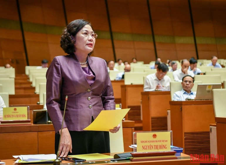 Thống đốc Ngân hàng Nhà nước Nguyễn Thị Hồng trao đổi, làm rõ một số vấn đề đại biểu Quốc hội nêu. (Ảnh: DUY LINH)