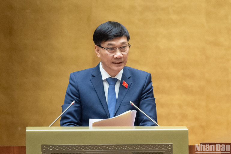 Chủ nhiệm Ủy ban Kinh tế của Quốc hội Vũ Hồng Thanh báo cáo tiếp thu, giải trình, chỉnh lý dự thảo Luật trước khi Quốc hội biểu quyết thông qua. (Ảnh: DUY LINH)