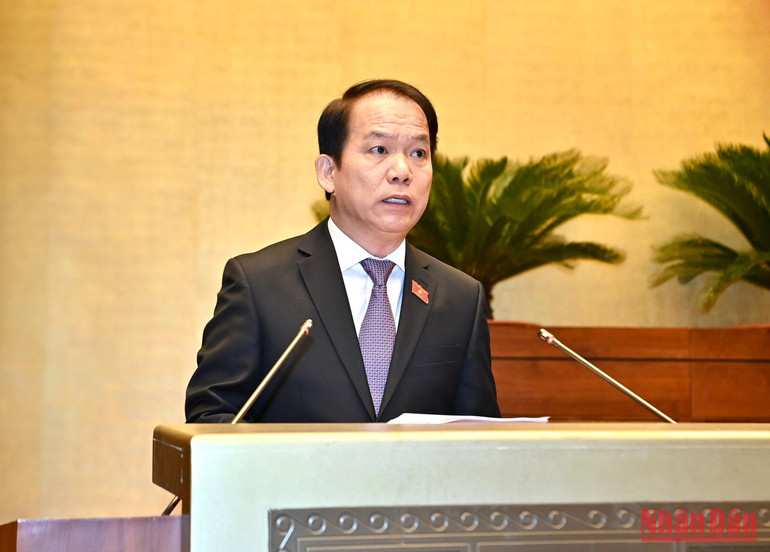 Chủ nhiệm Ủy ban Pháp luật của Quốc hội Hoàng Thanh Tùng trình bày Báo cáo giải trình, tiếp thu, chỉnh lý dự thảo Luật Thanh tra (sửa đổi). (Ảnh: ĐĂNG KHOA)