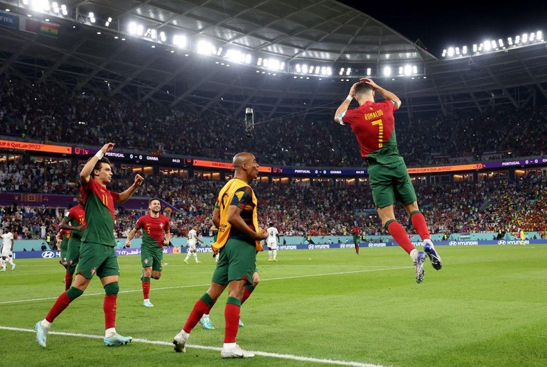 Pha ăn mừng quen thuộc của CR7 sau khi ghi bàn mở tỷ số cho Bồ Đào Nha. (Ảnh: Reuters)