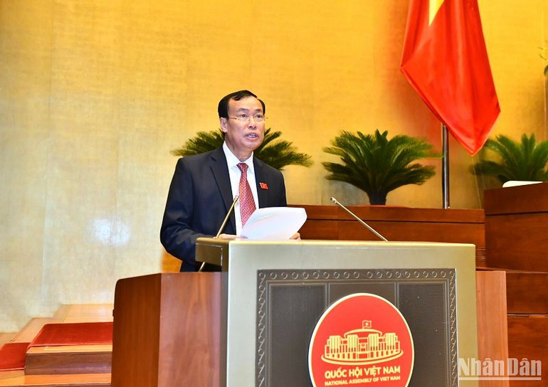 Chủ nhiệm Ủy ban Quốc phòng và An ninh Lê Tấn Tới trình bày báo cáo thẩm tra dự án Luật. (Ảnh: ĐĂNG KHOA)