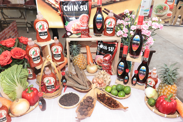 Những gia vị góp phần làm nên hương phở, trong đó có nước mắm và tương ớt Chin-su.