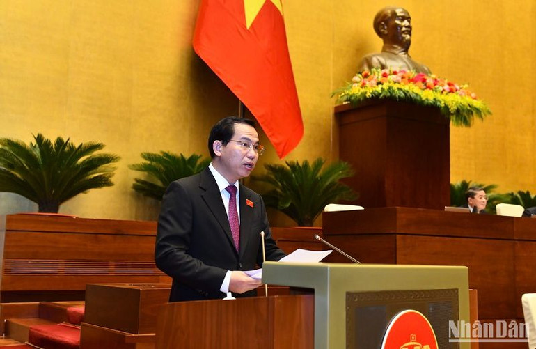 Chủ nhiệm Ủy ban Tài chính, Ngân sách của Quốc hội Lê Quang Mạnh trình bày báo cáo giải trình, tiếp thu, chỉnh lý dự thảo Nghị quyết. (Ảnh: ĐĂNG KHOA)