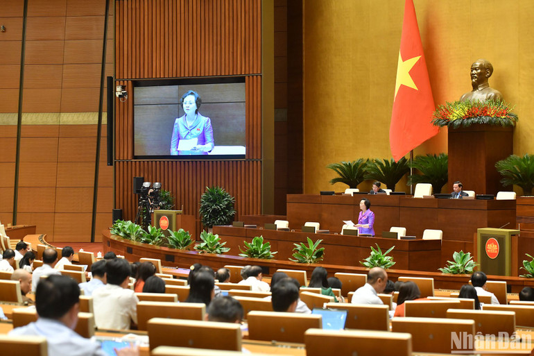 Bộ trưởng Nội vụ Phạm Thị Thanh Trà giải trình, làm rõ nội dung đại biểu Quốc hội nêu. (Ảnh: ĐĂNG KHOA)