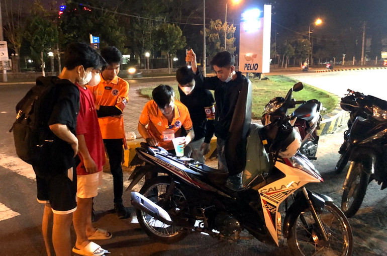 Một nhóm thiện nguyện sửa xe miễn phí cho người dân về quê qua địa bàn huyện Trảng Bom, tỉnh Đồng Nai.