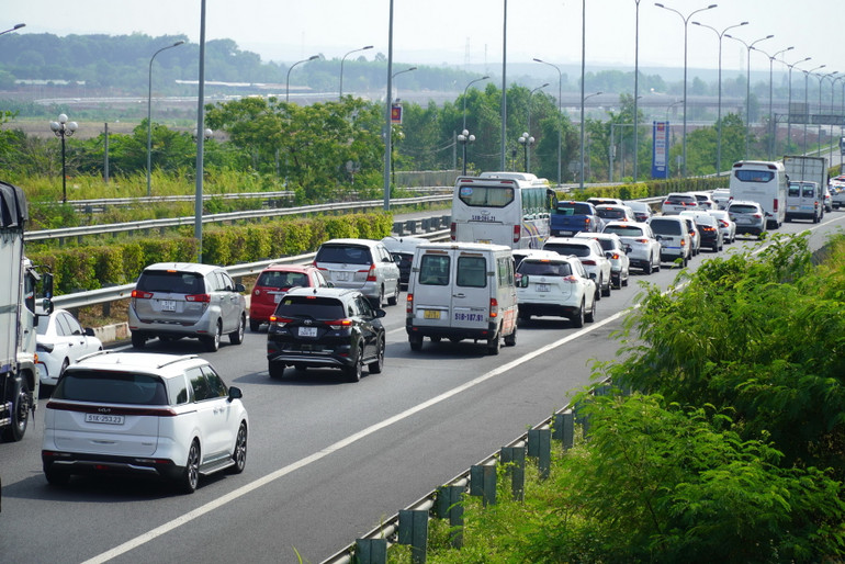 Lượng xe trên cao tốc Thành phố Hồ Chí Minh - Long Thành - Dầu Giây tăng cao từ sáng 29/4.